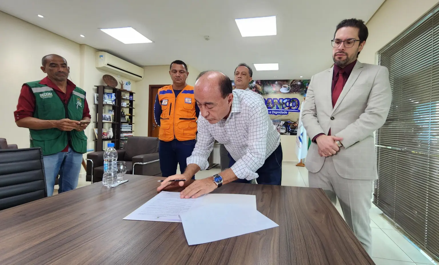 Bocalom assina decreto de emergência e destina R$ 2 milhões para compra de colchões e cestas básicas