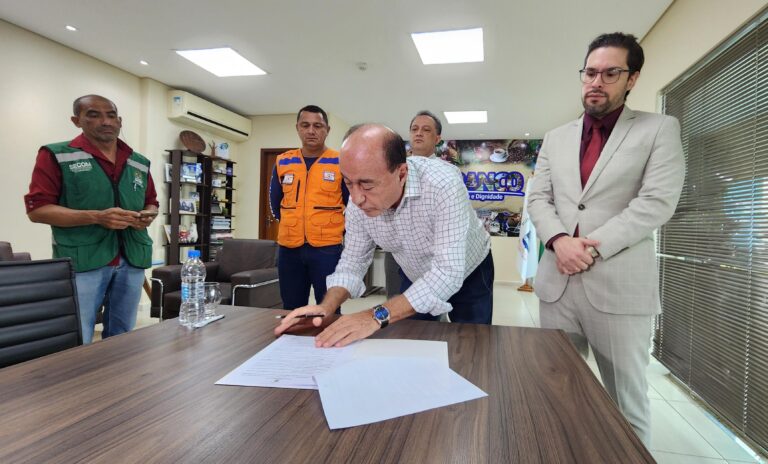 Bocalom assina decreto de emergência e destina R$ 2 milhões para compra de colchões e cestas básicas