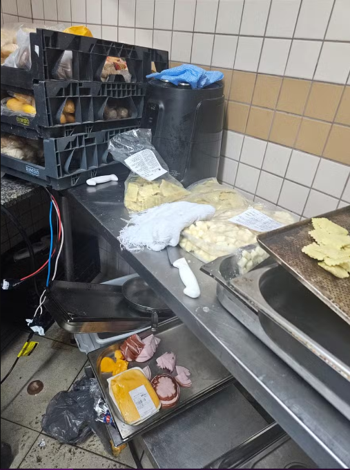 Camarote que teve buffet interditado por preparar comida em banheiro segue funcionando