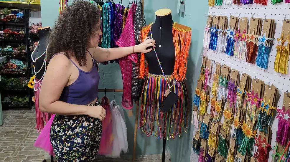 Arquiteta transforma cômodo de casa em ateliê para produzir adereços; conheça o outro lado do Carnaval