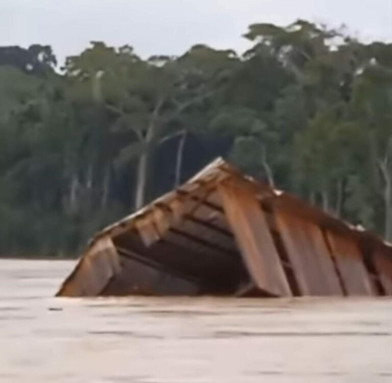 Vídeo mostra momento em que casa é levada pelas águas no interior do Acre; ASSISTA