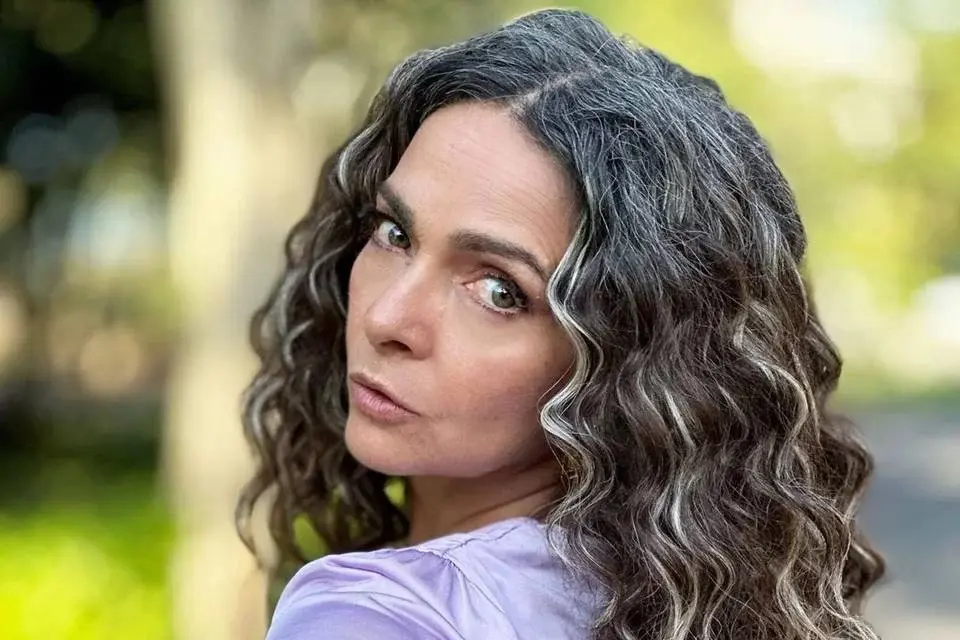 Claudia Ohana posa nua 40 anos após polêmica capa da revista Playboy