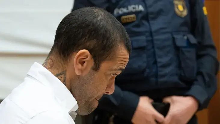 Daniel Alves é condenado a 4 anos e 6 meses por estupro na Espanha