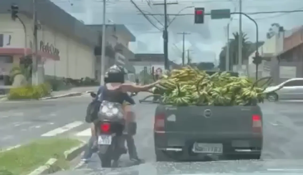 VÍDEO: mulher pega banana de carro em movimento e cena viraliza no interior do Acre