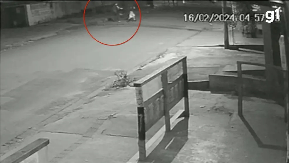 VÍDEO: durante roubo, mulher é agredida e arremessada ao chão