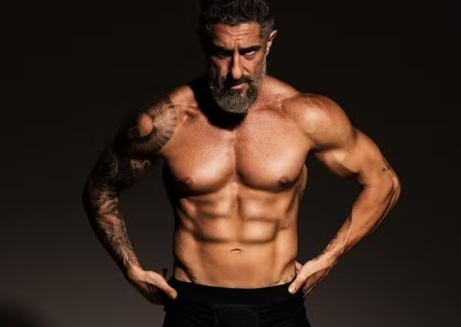 Marcos Mion intensifica treinos e conquista corpo musculoso após aderir à rotina fitness; veja fotos