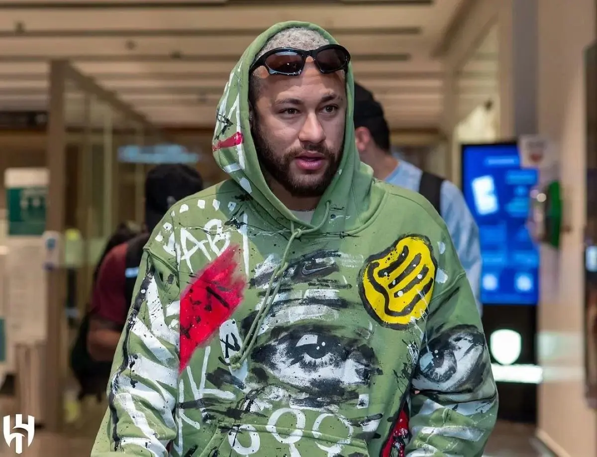 Neymar desembarca na Arábia e é recebido com flores; veja imagens