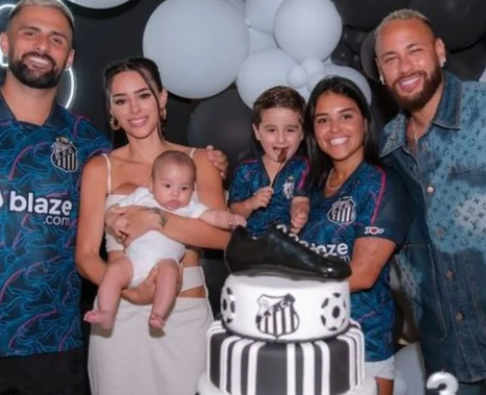 Neymar e Biancardi vão com Mavie à festa do filho de um “parça”, mas posam separados