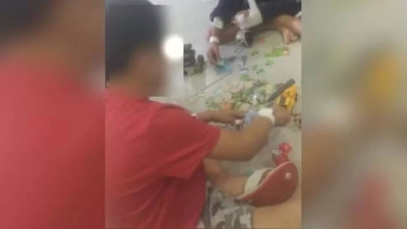 Menino tem órgão genital decepado pelo padrasto e família pede ajuda