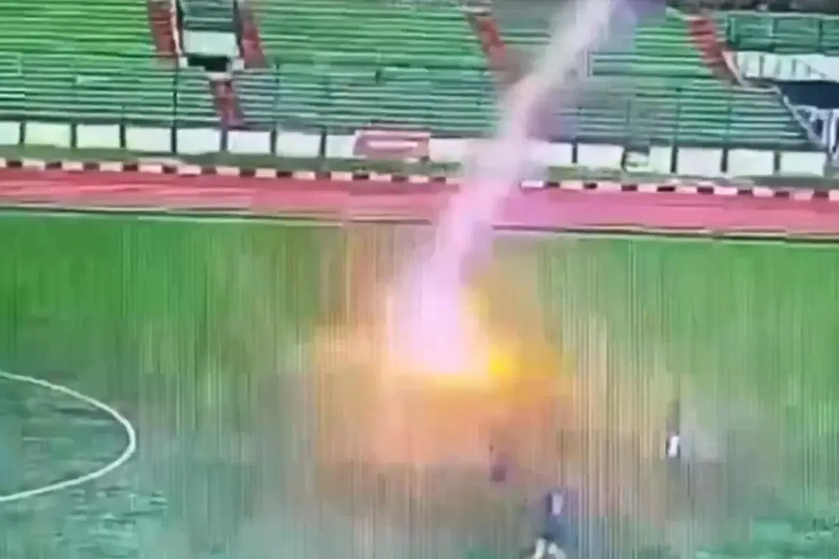 Vídeo: jogador é atingido por raio em campo e morre