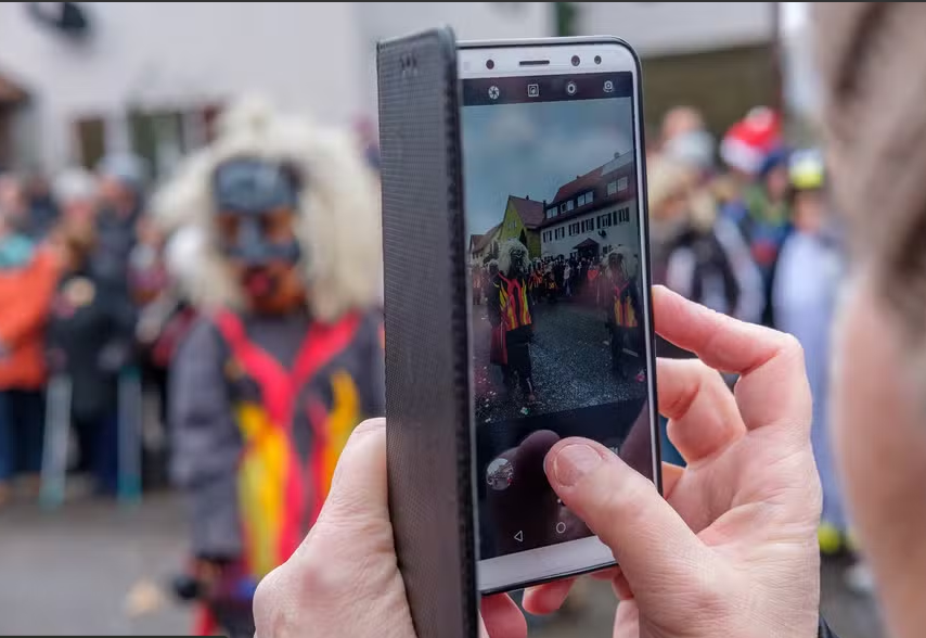 Vai pular Carnaval? Veja 7 cuidados que você precisa ter com seu celular