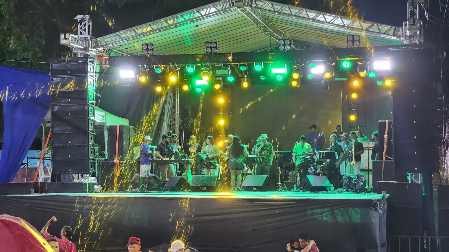 Com mais de 2 horas de show e muito axé, Os Mugs II animam o carnaval de Rio Branco