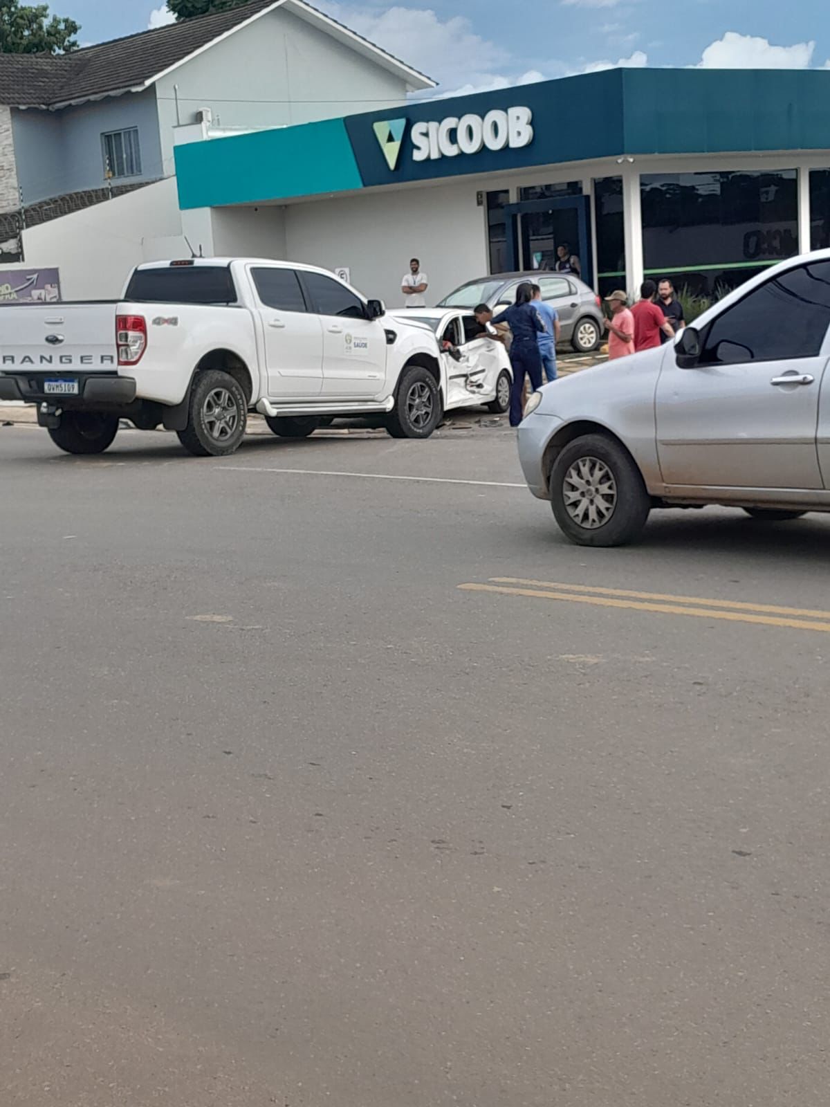 Vídeo mostra momento em que caminhonete invade avenida e colide com carro