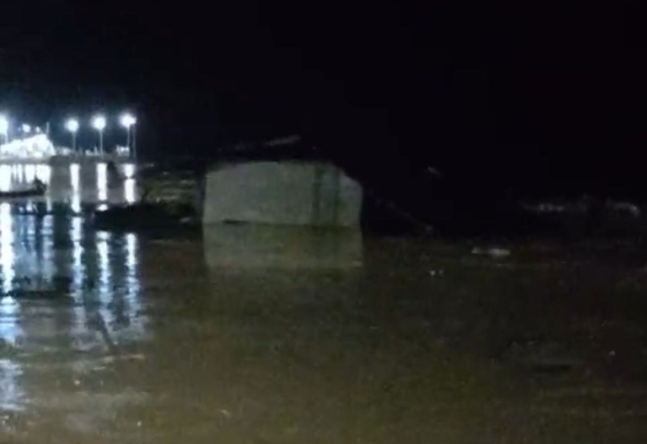Vídeos mostram o momento em que barco naufraga no Rio Envira; veja aqui Vídeos mostram o momento em que barco naufraga no Rio Envira; veja aqui
