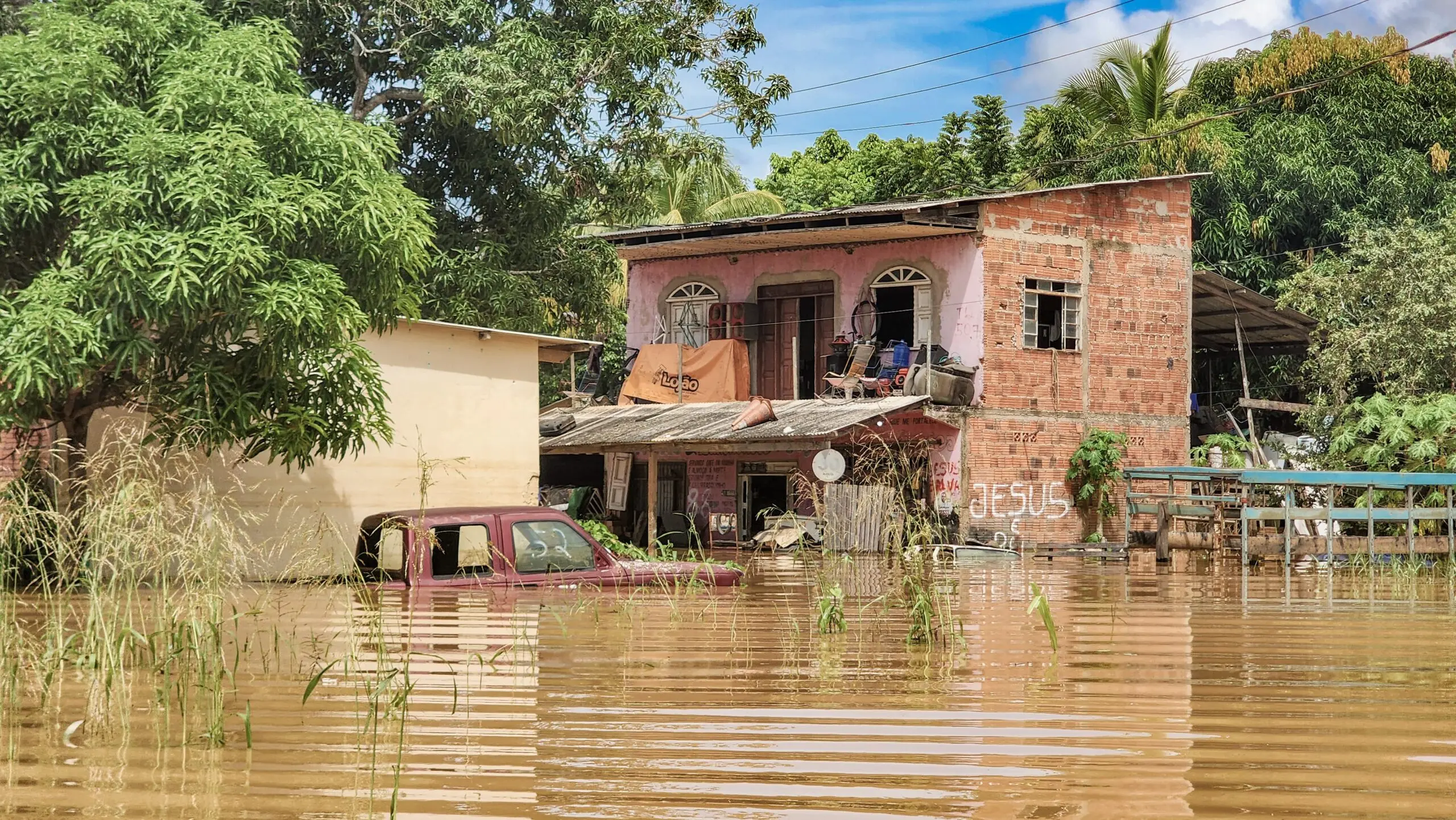 Cheia do Rio Acre deixa carros, casas, igrejas e comércios submersos no Taquari; VEJA FOTOS