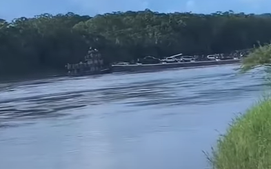 Balsa fica desgovernada após pane em motor na travessia do rio Juruá em Rodrigues Alves