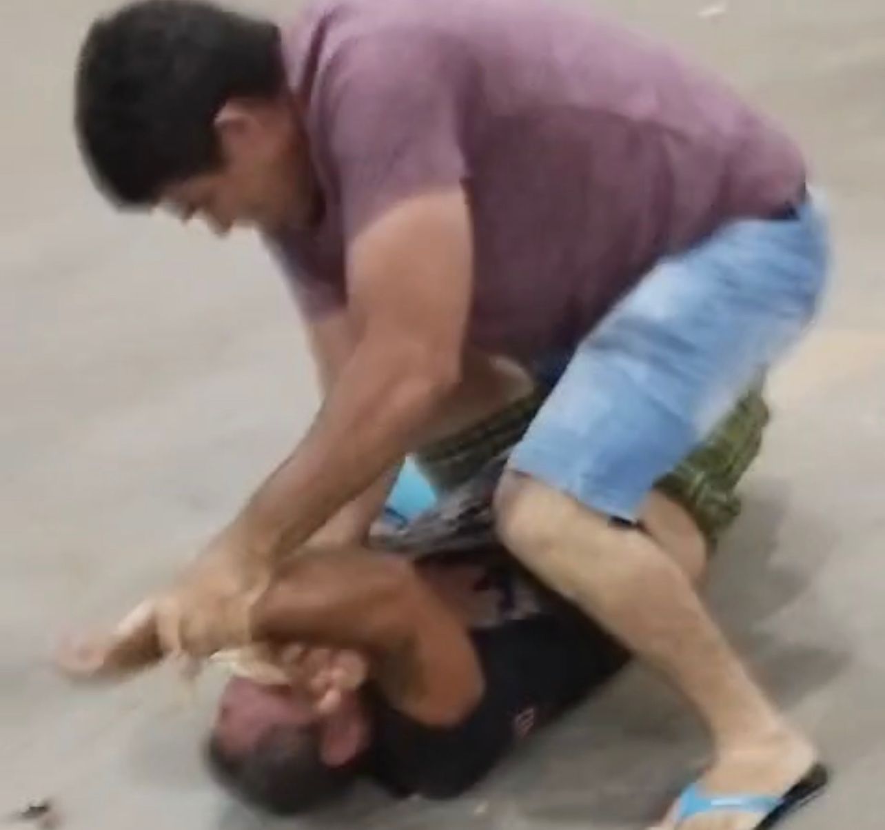 Vídeo mostra momento em que dois homens brigam no Centro de Sena Madureira; assista