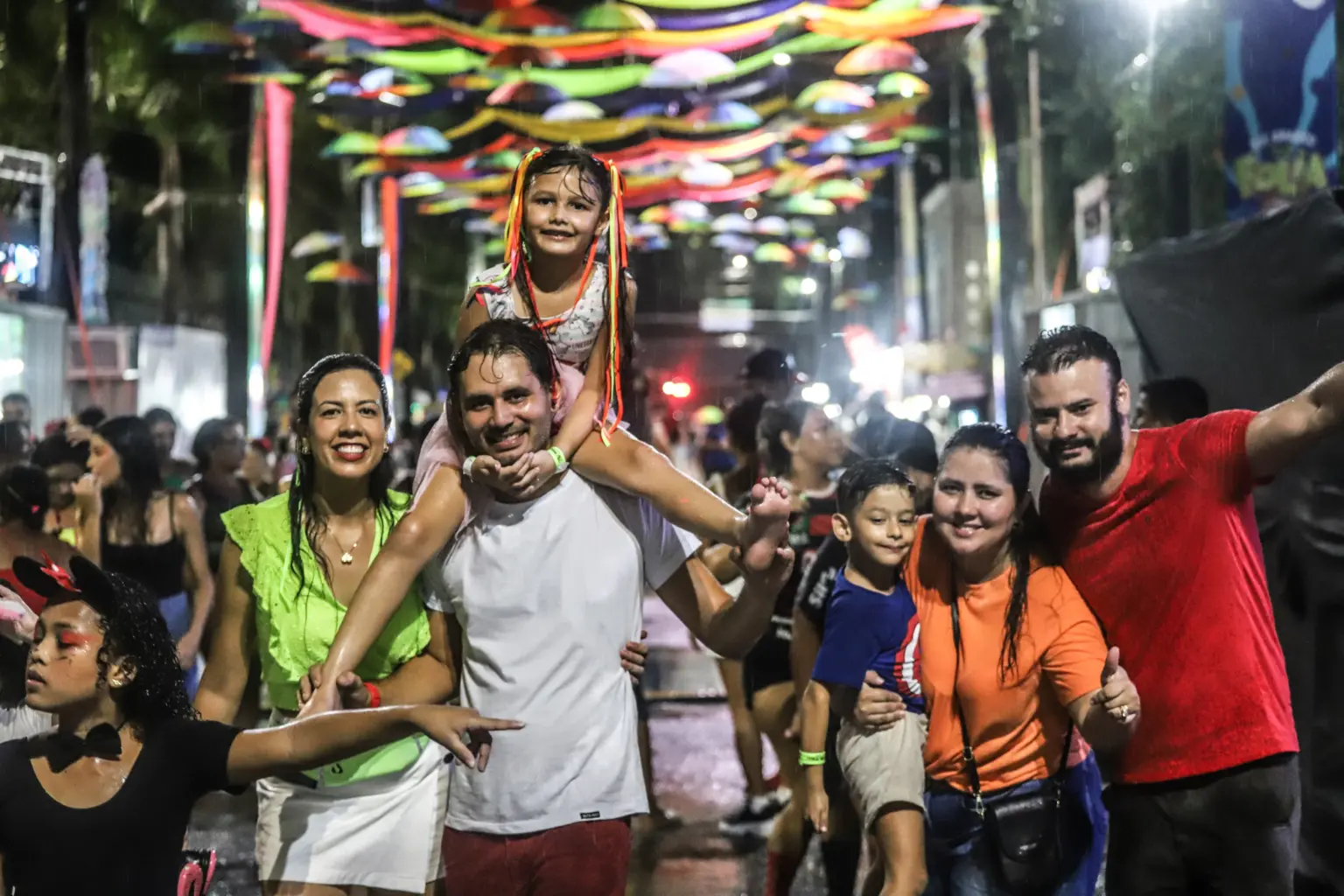 VÍDEO: mesmo com chuva, foliões agitam Carnaval da Praça em Rio Branco