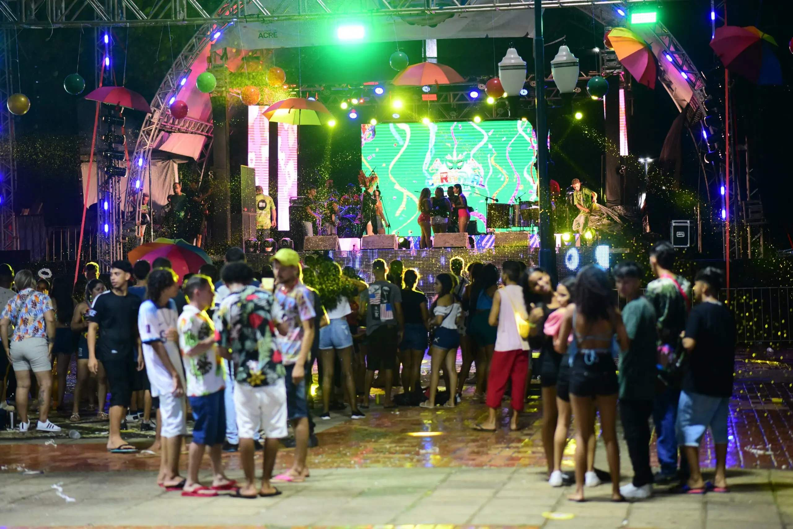 Foliões curtem primeira noite de Carnaval em meio à chuva no Centro de Rio Branco