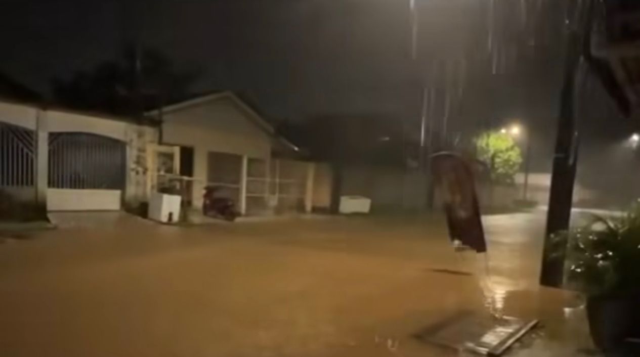 Chuva deixa várias ruas alagadas em Tarauacá: veja o vídeo