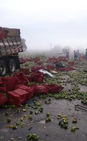 VÍDEO: colisão entre duas carretas interdita trecho da BR-364