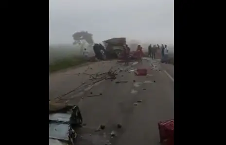 Choque entre duas carretas interdita BR-364, em Extrema; vídeo