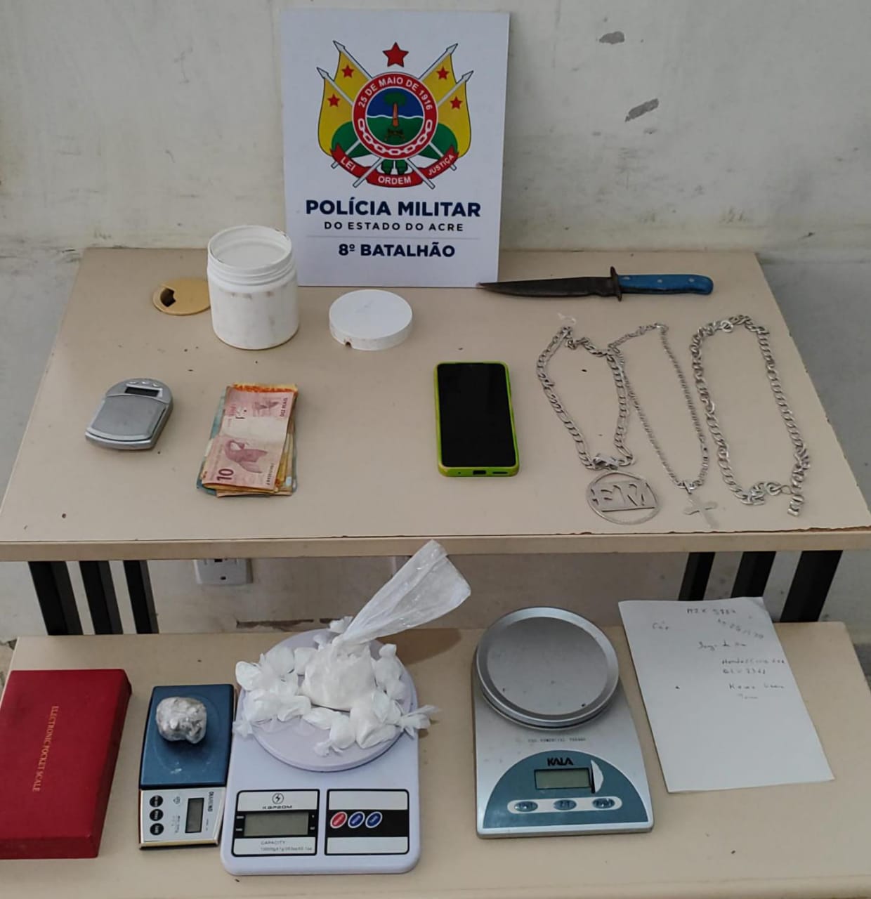 Homem se desfaz de drogas em terreno baldio, mas acaba preso pela PM
