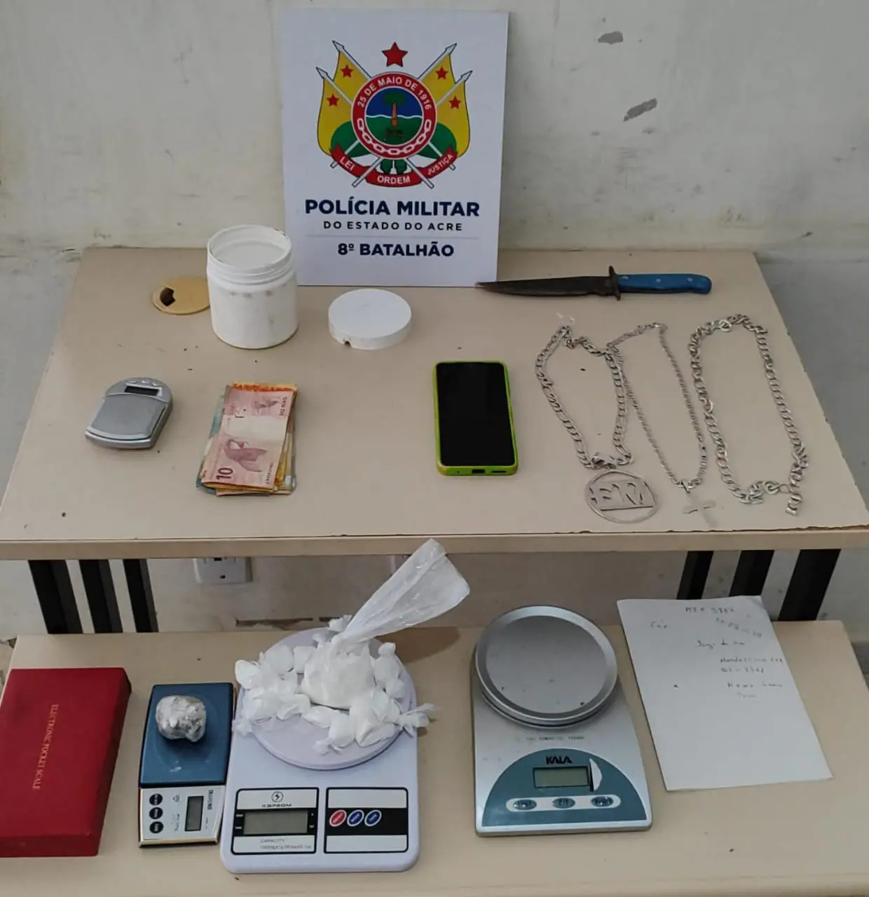 Homem se desfaz de drogas em terreno baldio, mas acaba preso pela PM