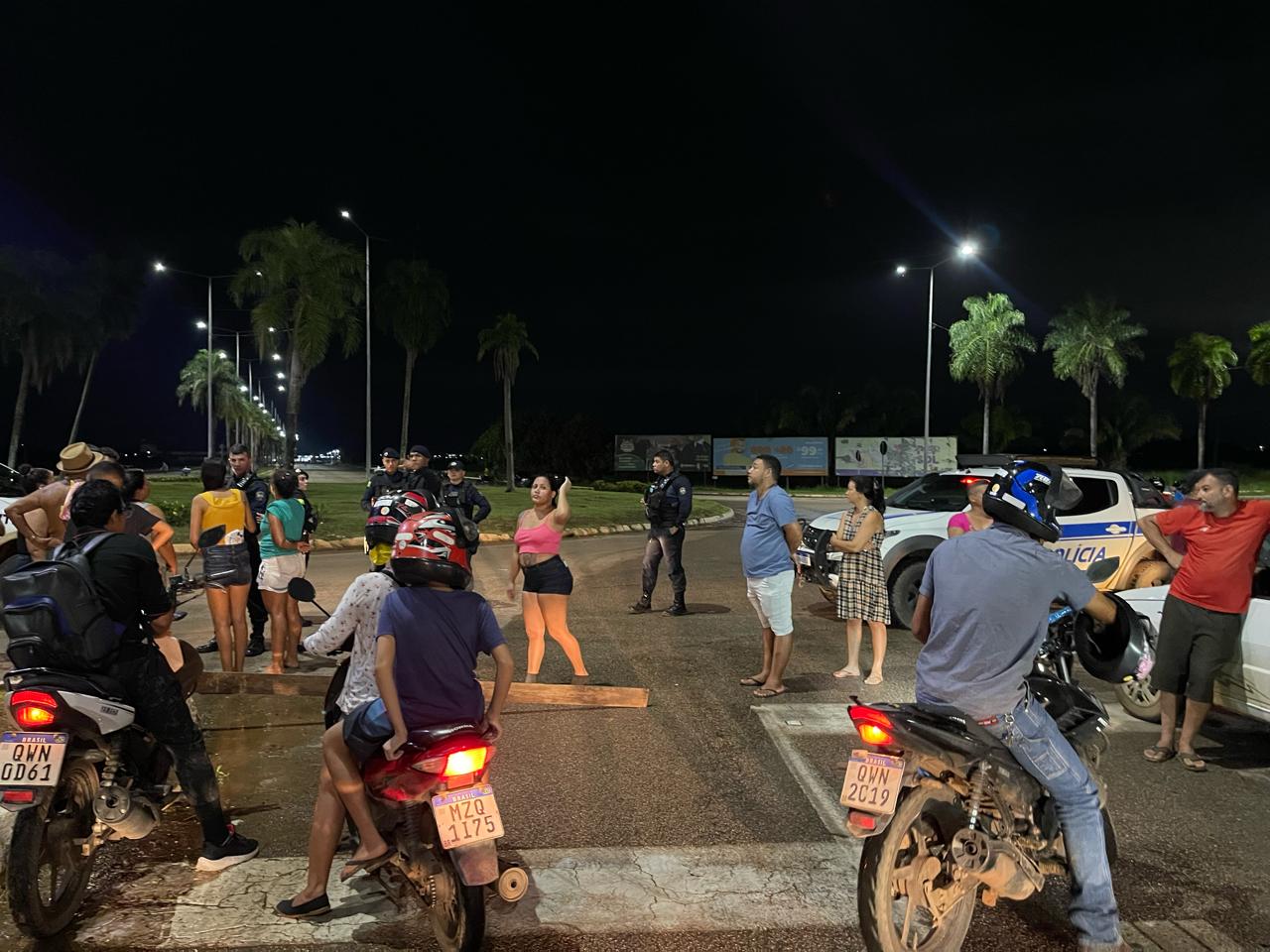 Moradores do bairro Cannã fecham Avenida Amadeu Barbosa, em Rio Branco