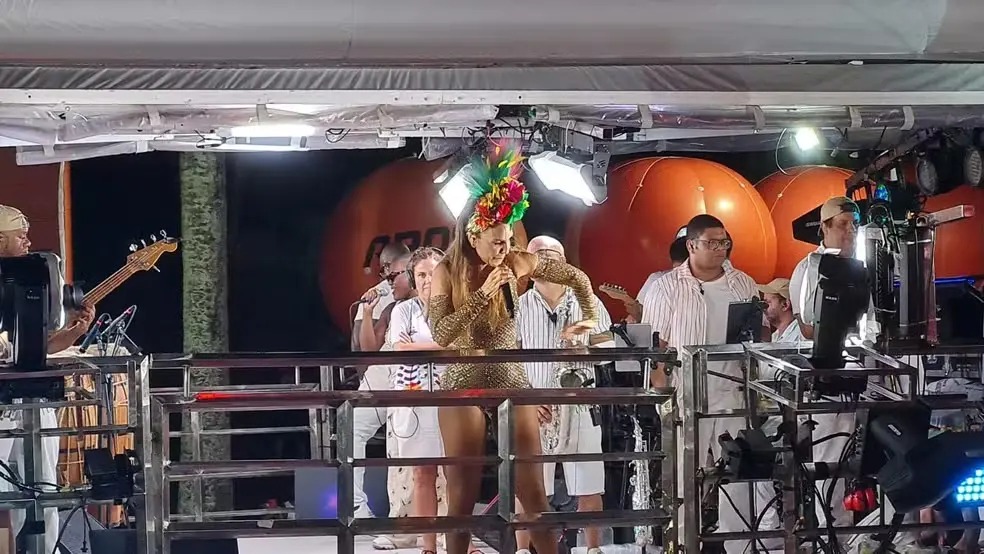 Choro em trio e explosão de tubo de gás carbônico: entenda o que aconteceu em desfile de Ivete Sangalo