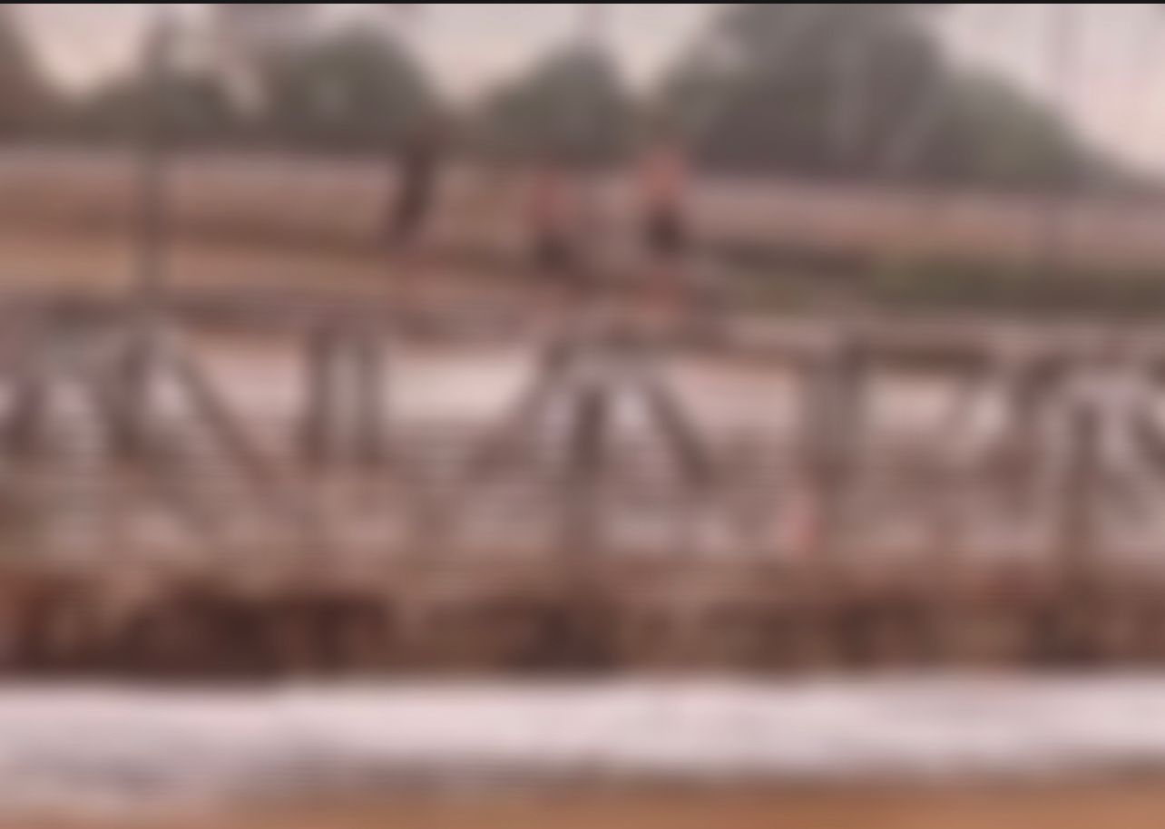 Jovens pulam da Ponte Juscelino Kubitschek durante cheia do rio Acre; assista aqui Jovens pulam da Ponte Juscelino Kubitschek durante cheia do rio Acre; assista aqui