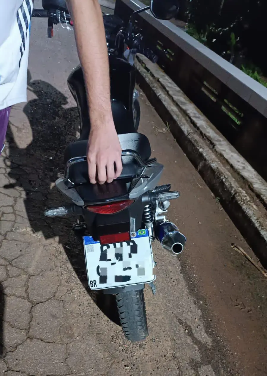 Jovem é detido por direção criminosa ao empinar moto em via movimentada