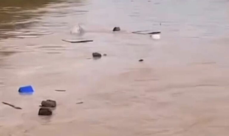 Barco naufraga no Rio Acre, vítimas tentam sobreviver e população entra em desespero; VÍDEO