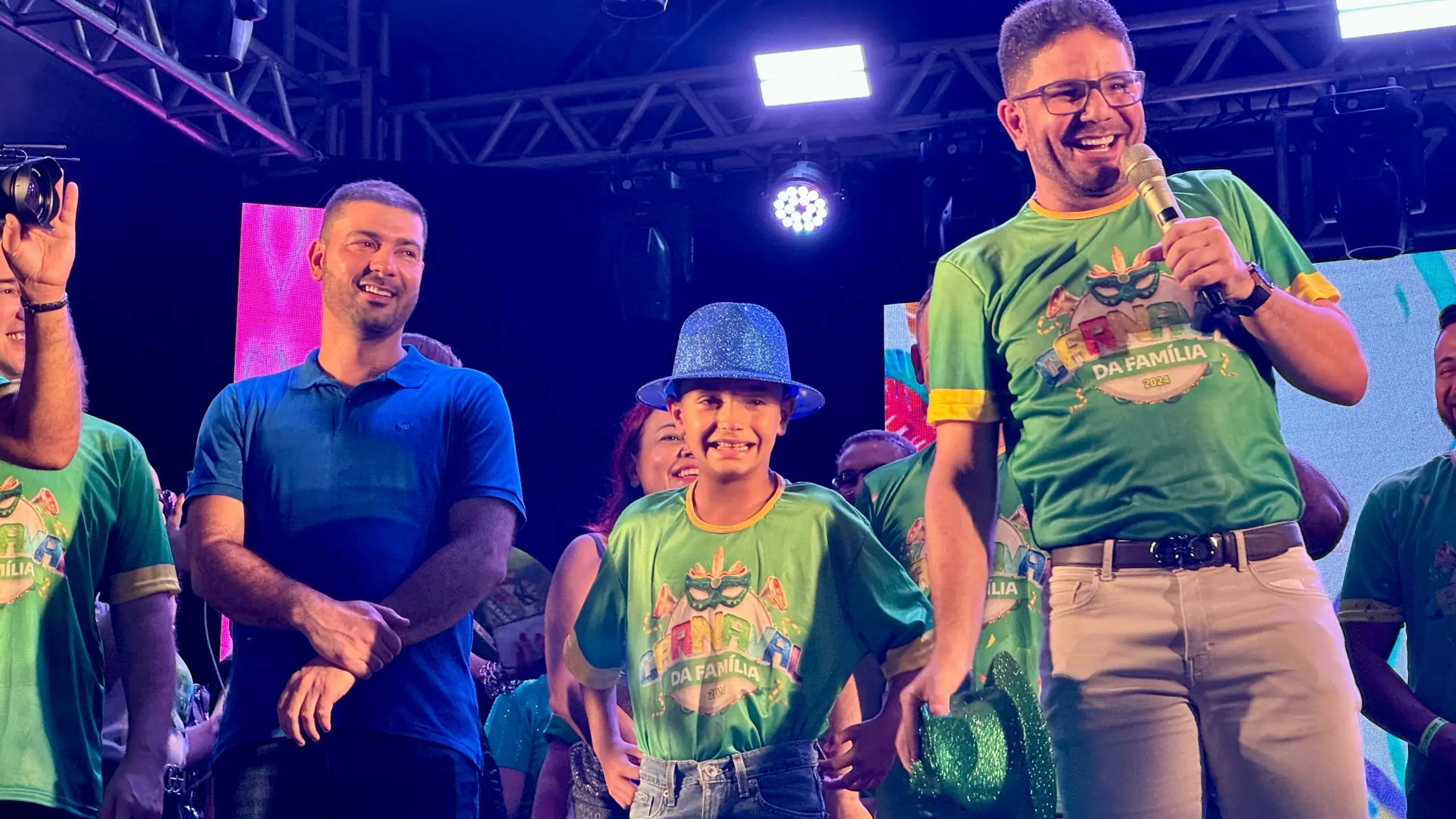Na abertura do Carnaval da Família, Nicolau festeja ao lado de Gladson o início da folia