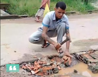 Em vídeo, pastor é visto tampando buracos em rua de cidade no interior do Acre