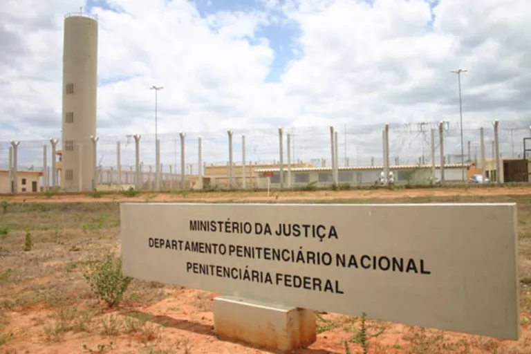 Foto inédita mostra buraco por onde acreanos fugiram de presídio federal; buscas continuam