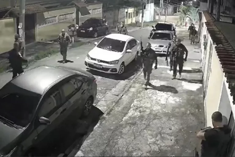 Vídeo: PMs se enganam e trocam tiros entre si no Rio de Janeiro