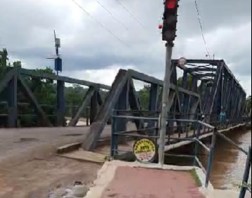 Ponte que liga Brasiléia e Epitaciolândia, no Alto Acre, já está praticamente coberta pelas águas