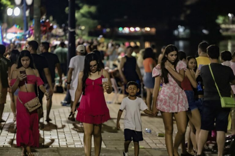 População lota Calçadão da Gameleira durante cheia do Rio Acre; FOTOS
