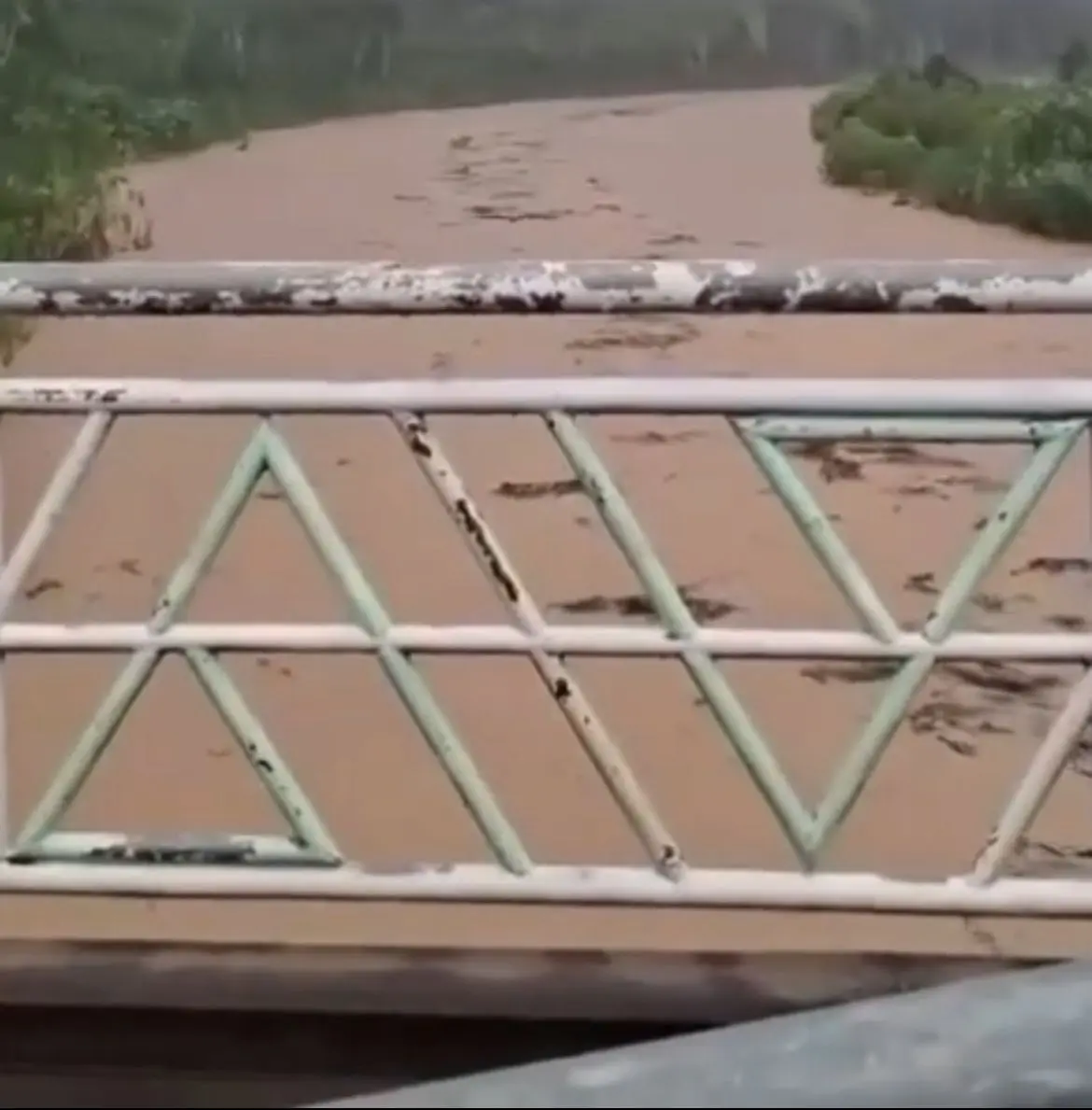 Cidade do Peru alerta para transbordamento de rio e inundação se aproxima do Acre; VÍDEO