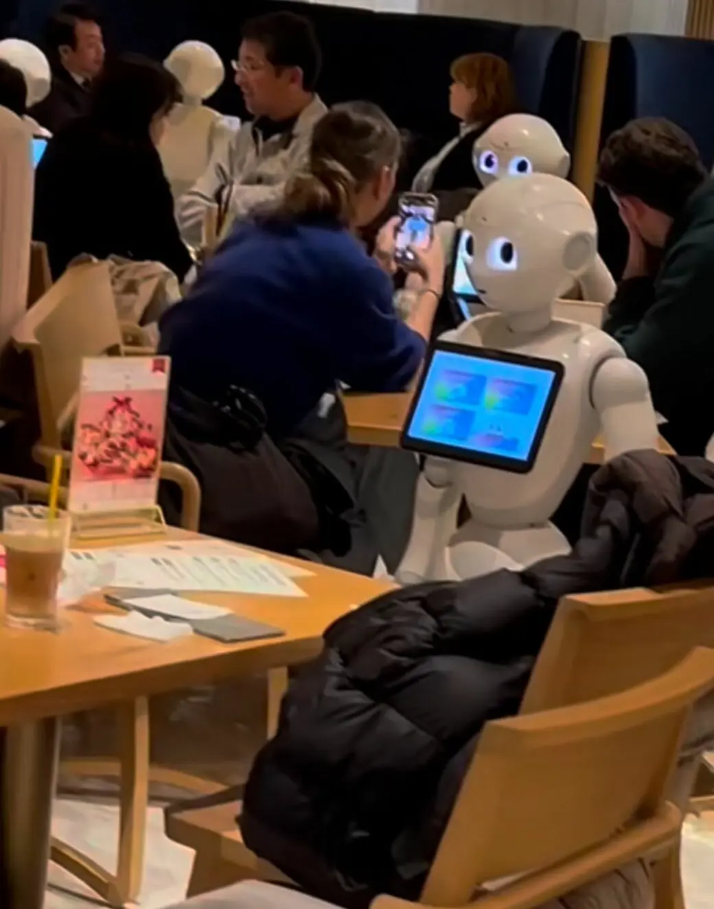No Japão, Jorge Viana mostra robôs garçons em restaurante: “Fiquei impactado”