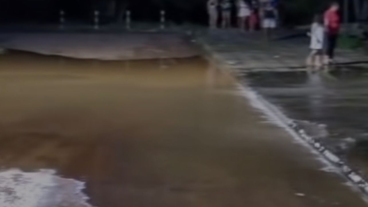 Rua do Raimundo Melo é atingida pelas águas do Igarapé São Francisco; vídeo