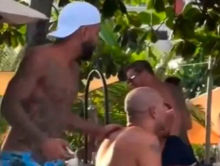 Encontro de ídolos: Adriano Imperador, Petkovic e Gabigol curtem praia