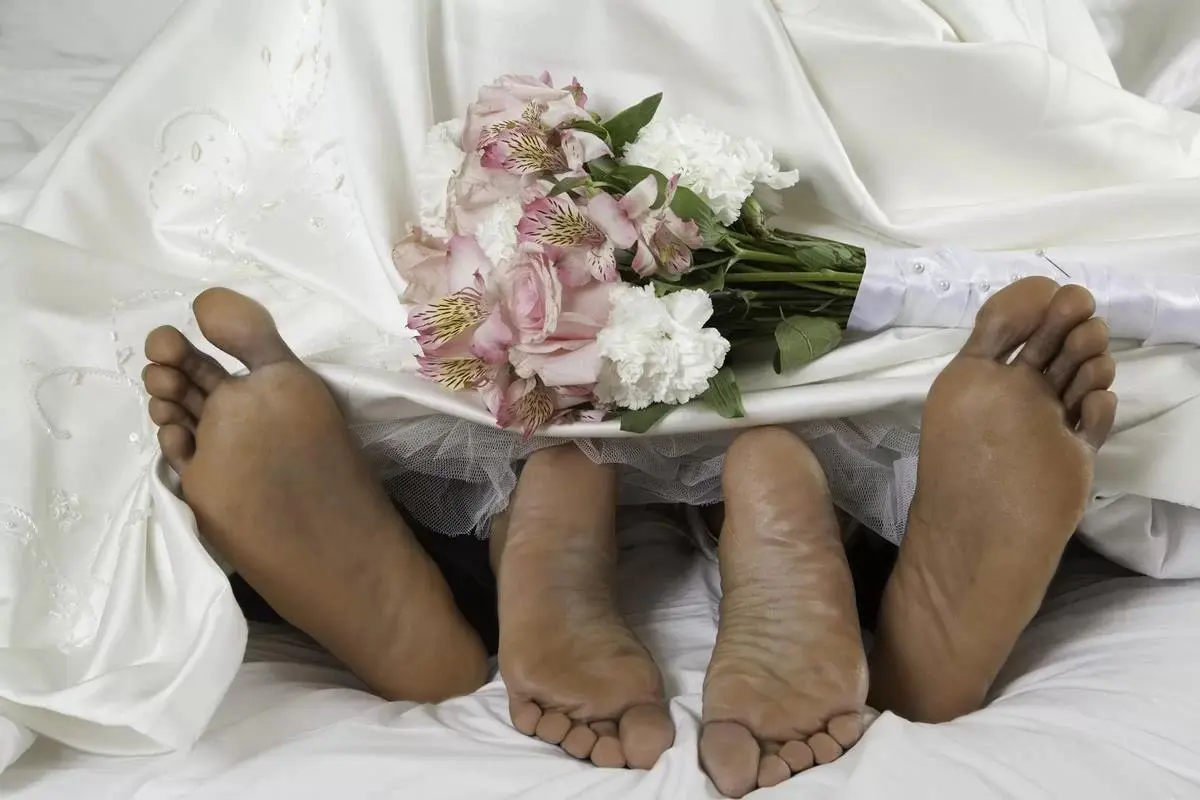 Noiva é flagrada fazendo sexo com tio do noivo antes do casamento