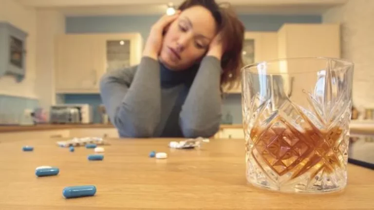 Ressaca tem cura? Veja os riscos de misturar medicamento e álcool durante o carnaval