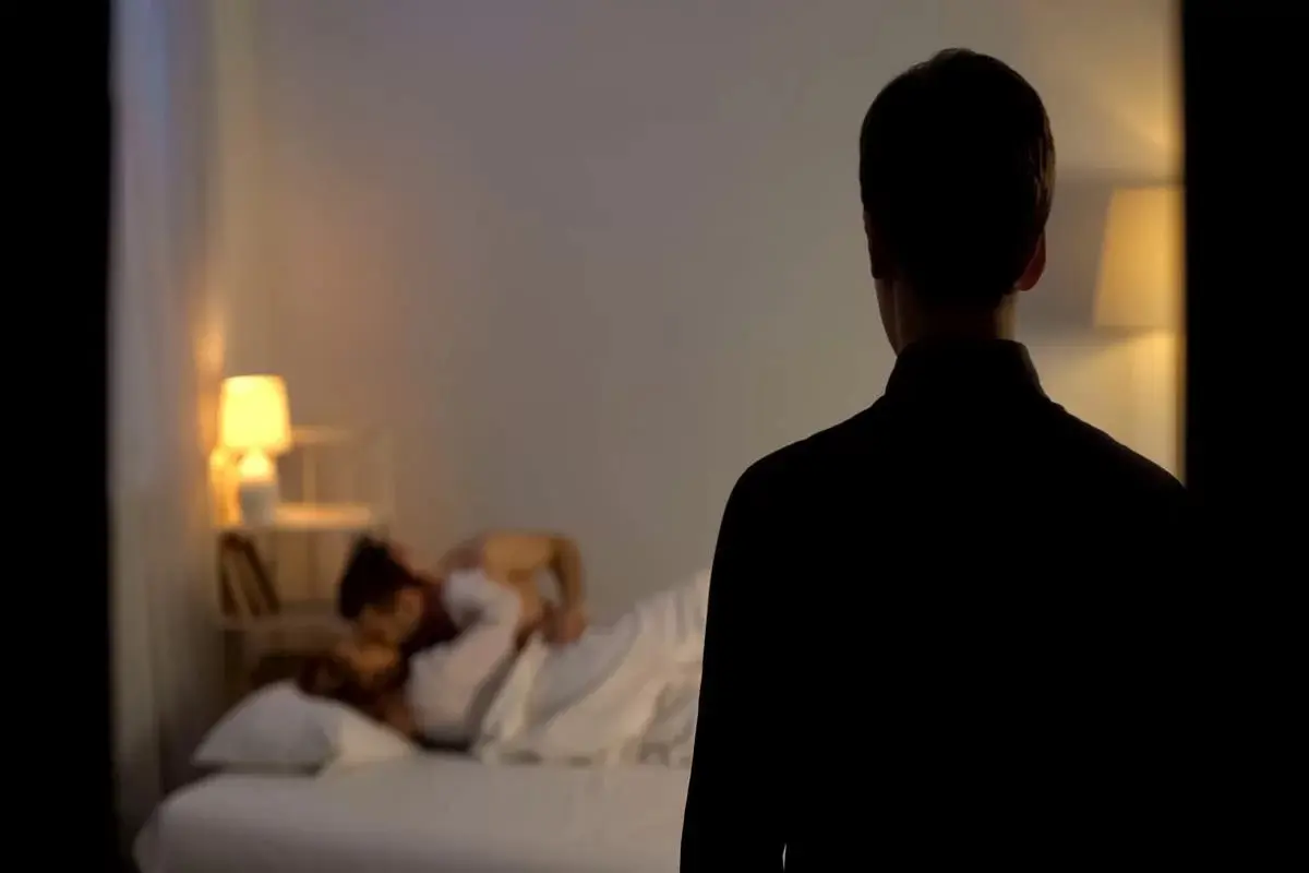 Mulher trai marido com irmão gêmeo dele e homem não sabe se é o pai