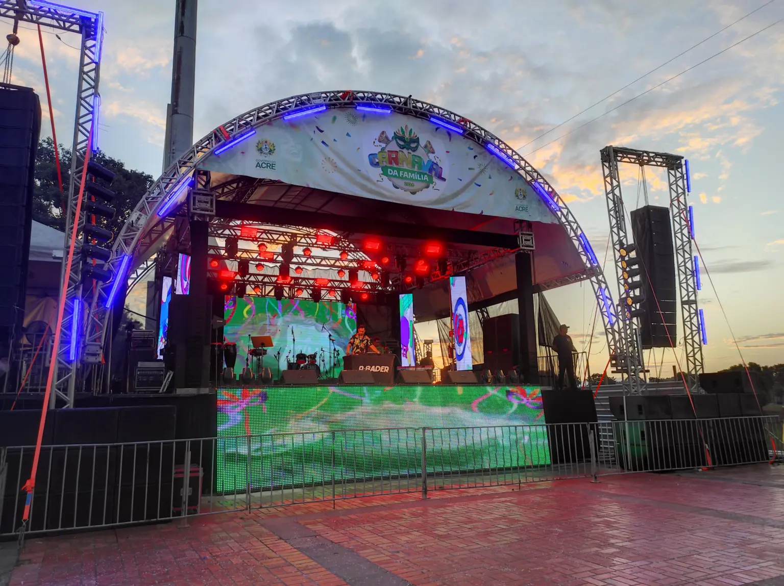 Última noite de carnaval na Gameleira começa agitado com DJ Richard Bader e Banda Hits