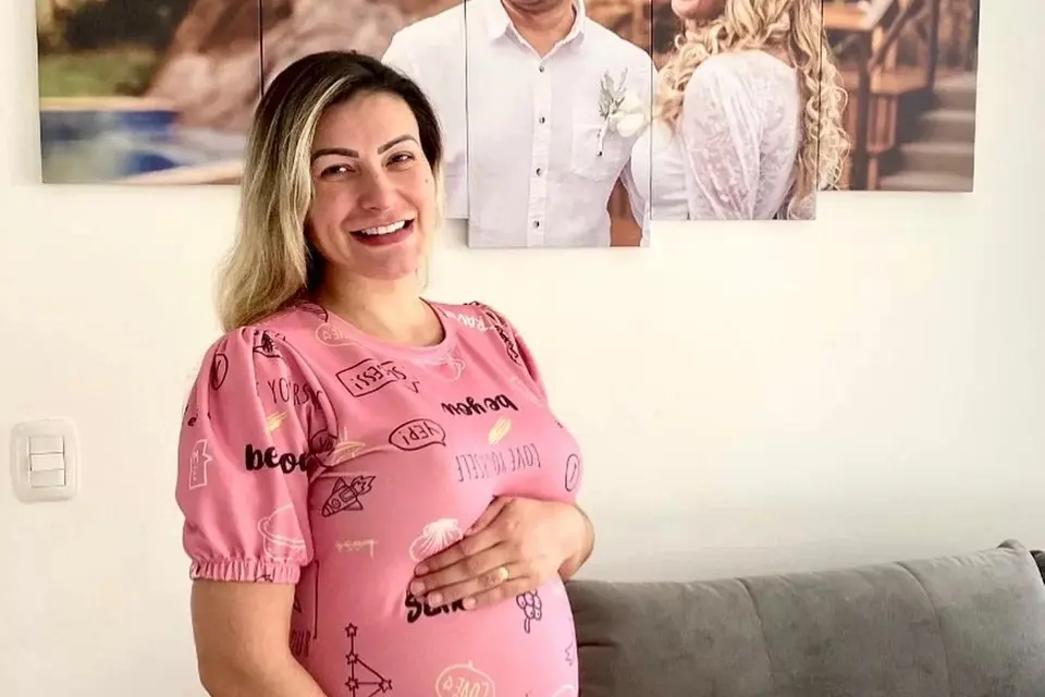 Ganhando R$ 1 mi por mês, Andressa Urach dá R$ 1 mil ao filho caçula