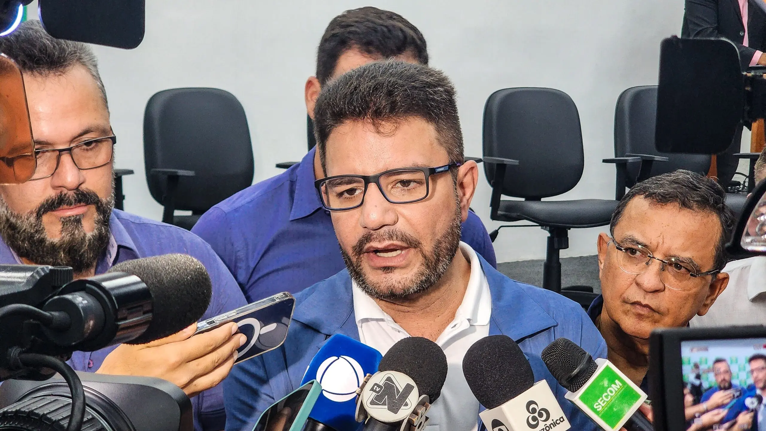 Gladson critica políticos em meio a campanha contra obrigatoriedade da vacina: ‘Não vacinar por ideologia?’