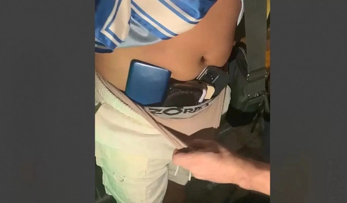 Cabeleireiro é preso em bloco com 6 celulares escondidos na cintura
